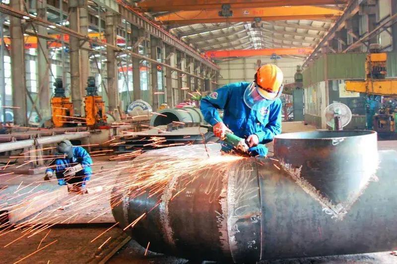 Xưởng cơ khí với máy gia công kim loại