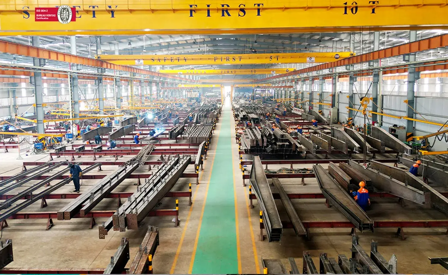 Xưởng gia công kết cấu thép với dầm và khung thép