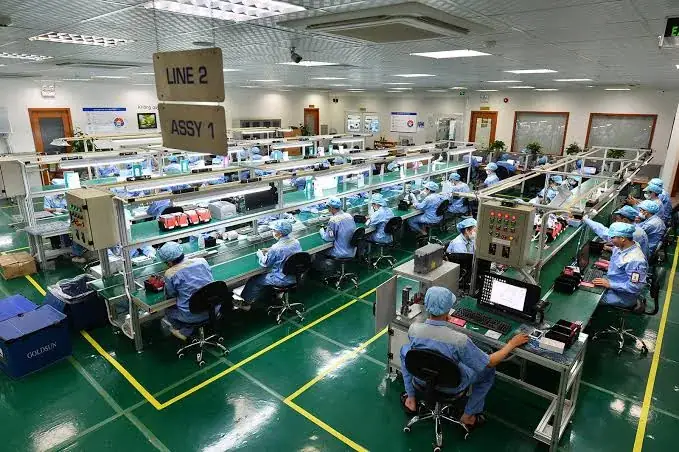 Xưởng lắp ráp linh kiện điện tử với dây chuyền sản xuất