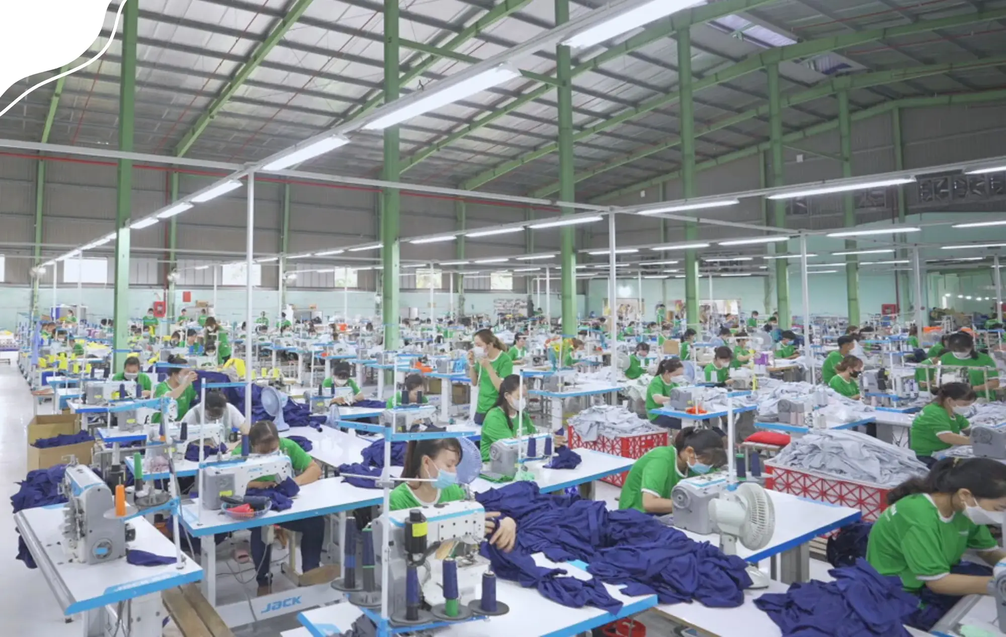 Xưởng may gia công với công nhân và dây chuyền máy may